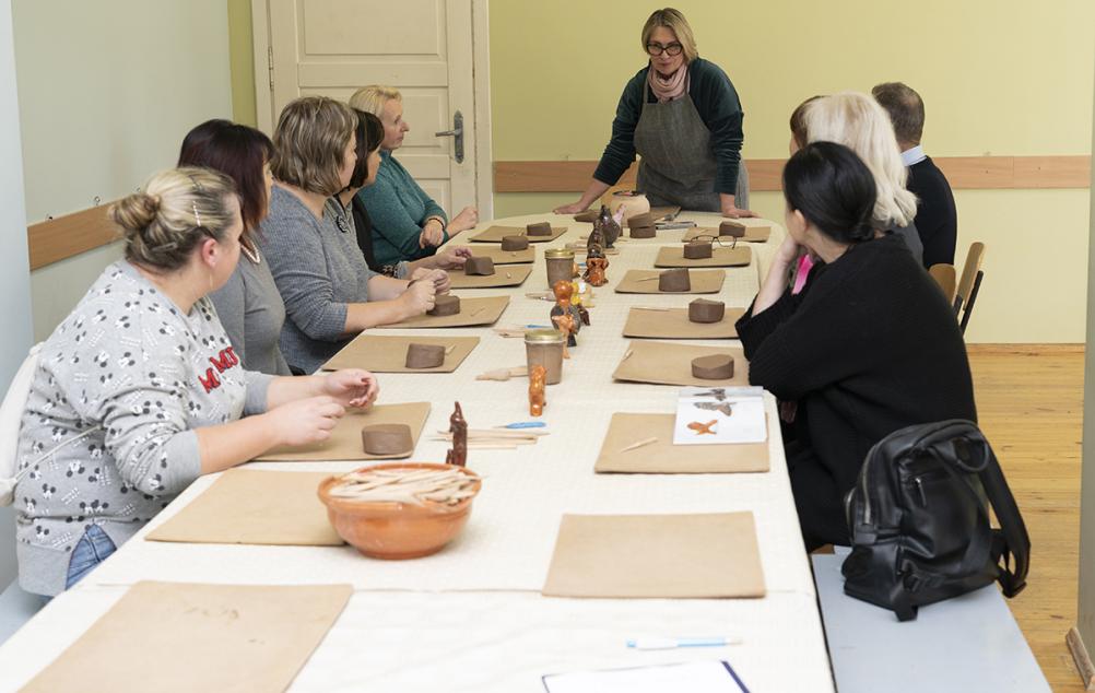 Mokytojus sukvietė seminaras apie tradicinių švilpynių lipdybą